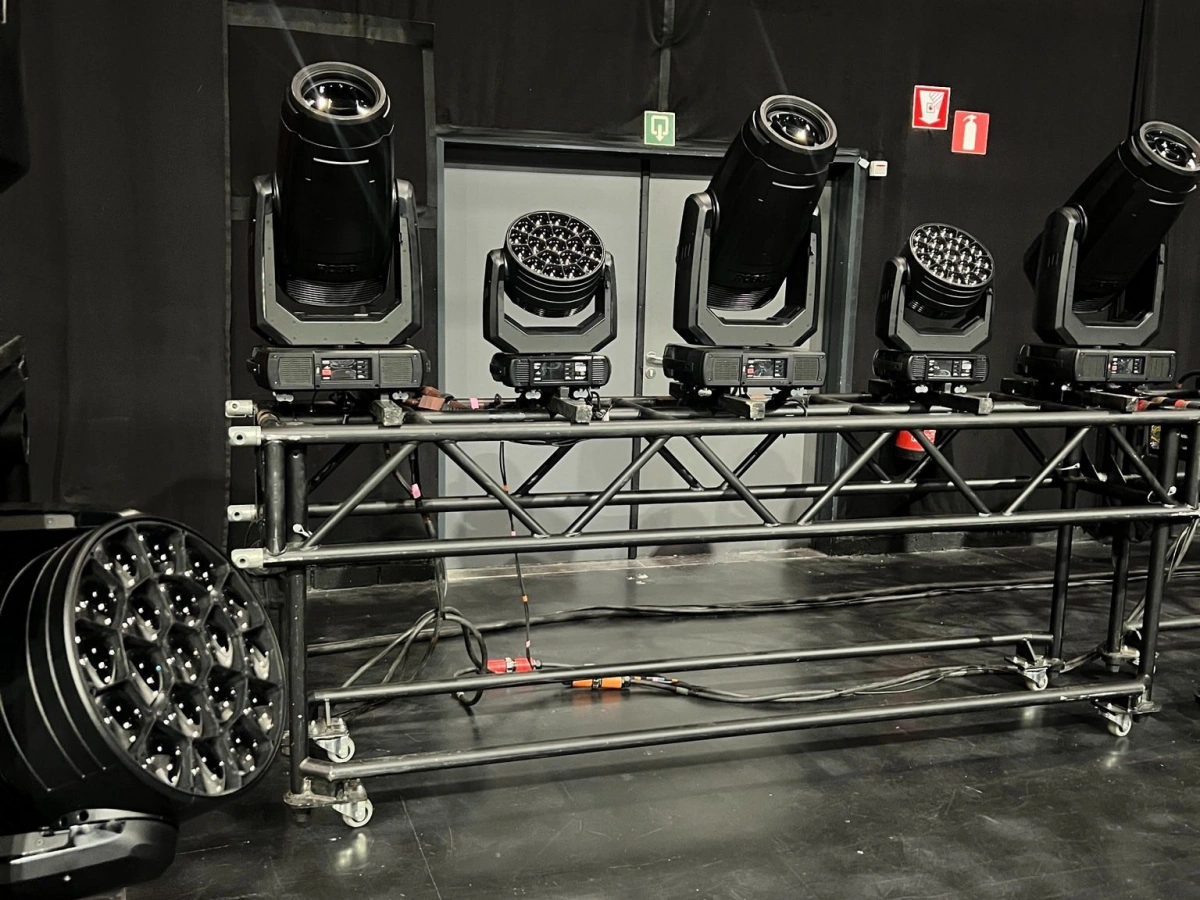 Indoor stage lighting truss for concerts events