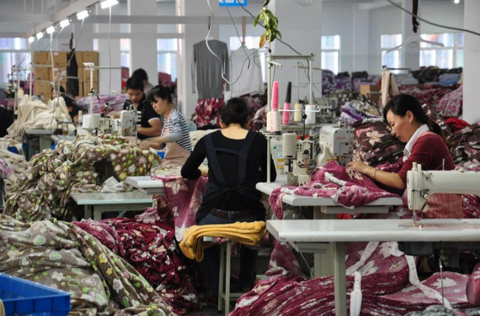 Advanced Blanket Manufacturing Process  From fabric preparation, cutting, sewing to final inspection, Sunytex provides reliable OEM blanket production solutions for global brands and wholesalers.